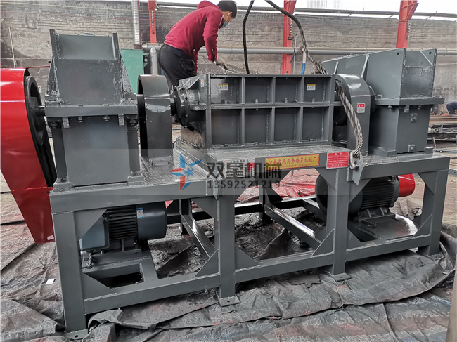 金屬撕碎機設備結構設計合理，設備作業(yè)穩(wěn)定效率高