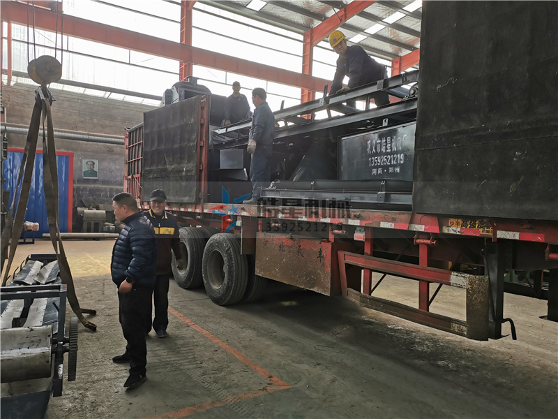 <a href='http://m.yuguangyingye.cn/psxl/1279.html' target='_blank'><span>廢鋁破碎機(jī)</span></a>成套設(shè)備吊裝現(xiàn)場(chǎng)