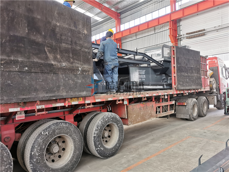 廢鋁破碎機(jī)<a href='http://m.yuguangyingye.cn/ptsb/1033.html' target='_blank'><span>渦電流分選機(jī)</span></a>裝車