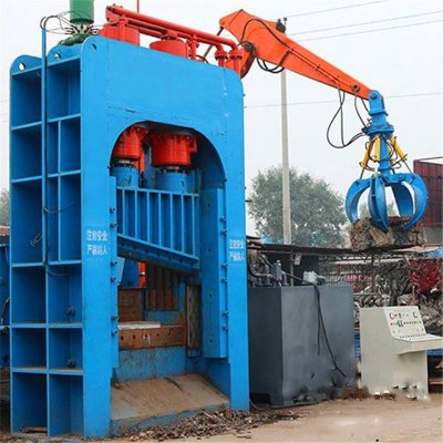 大型卡車、汽車車體破碎，用哪種剪切機(jī)？廢鋼破碎機(jī)OR液壓龍門剪？