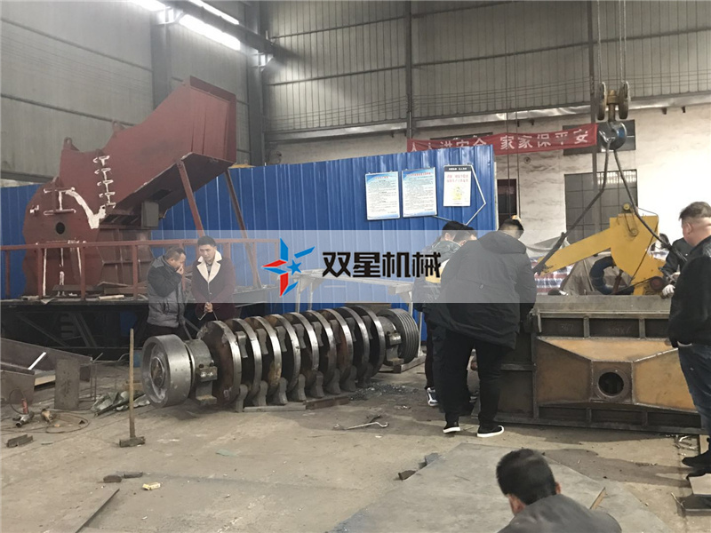 一臺(tái)小型廢鋼破碎機(jī)設(shè)備每小時(shí)可以產(chǎn)多少噸易拉罐？