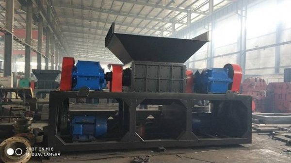 1小時(shí)產(chǎn)20噸的油漆鐵桶撕碎機(jī)賣多少錢？可以除漆除雜嗎？