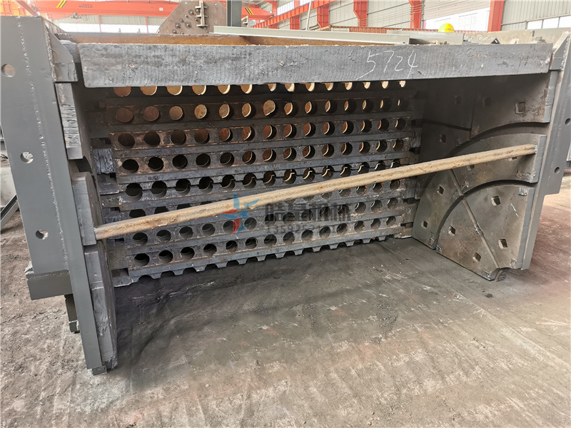 <a href='http://m.yuguangyingye.cn/psxl/1278.html' target='_blank'><span>斷橋鋁破碎</span></a>機(jī)襯板篩孔結(jié)構(gòu)部分實拍