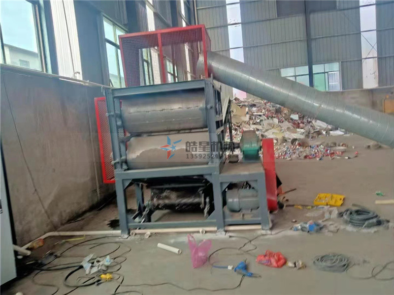 Easy to open can flattening machine, easy to open can cake pressing machine equipment, customer operation site Easy to open can flattening machine, easy to open can cake pressing machine equipment, customer operation site