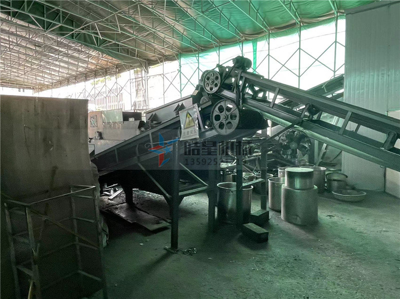 在廢鋼破碎機生產(chǎn)線中給料機怎么選擇合適