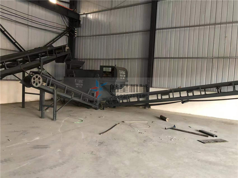 輸送機(jī)類型： 選擇合適的輸送機(jī)類型，例如橡膠帶輸送機(jī)、鋼帶輸送機(jī)或鏈板輸送機(jī)。每種類型的輸送機(jī)都有其特定的優(yōu)勢(shì)和適用場(chǎng)景。橡膠帶輸送機(jī)通常用于輕型和中型物料，而鏈板輸送機(jī)適用于重型和大塊狀的物料。在廢鋼破碎機(jī)生產(chǎn)線中鏈板輸送和橡膠輸送的應(yīng)用比較多。